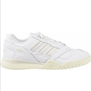 👟👟100% authentic Adidas A.R. Training Shoe